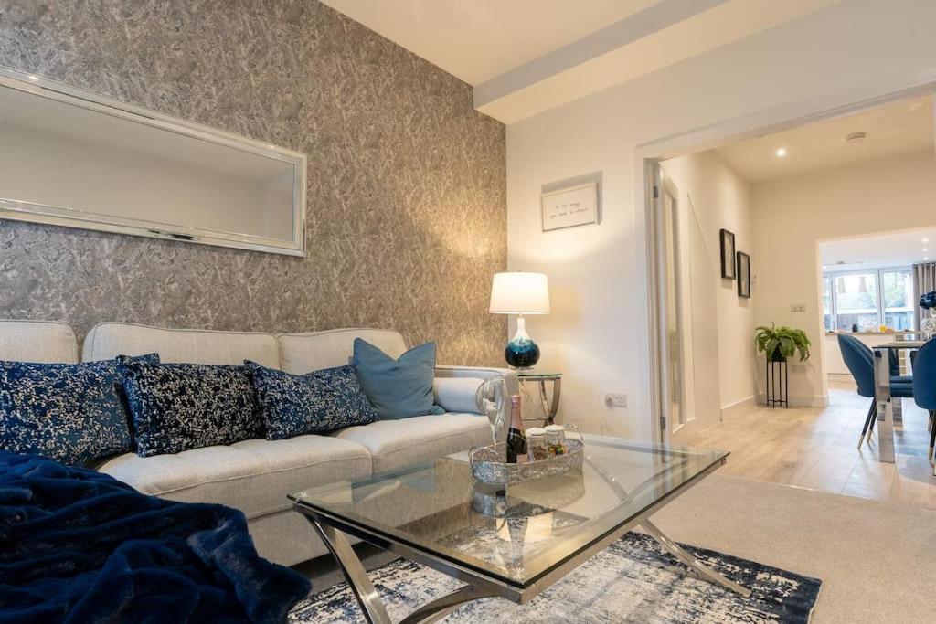 Luxury Living Away From Home Redhill  Exterior photo