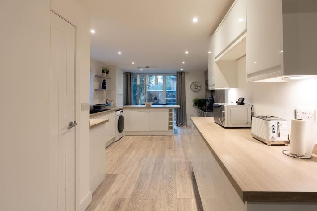 Luxury Living Away From Home Redhill  Exterior photo