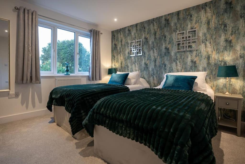 Luxury Living Away From Home Redhill  Exterior photo