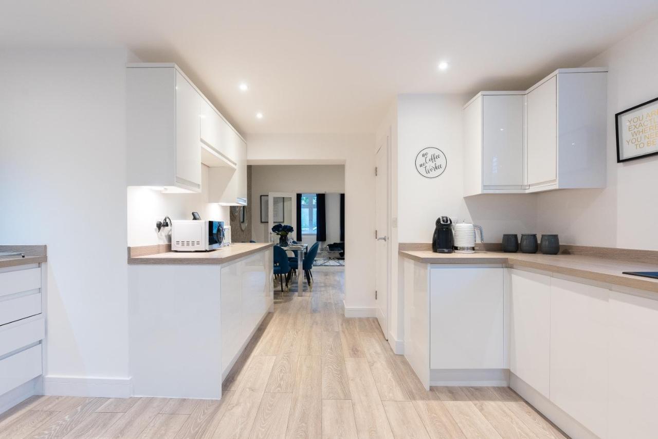 Luxury Living Away From Home Redhill  Exterior photo